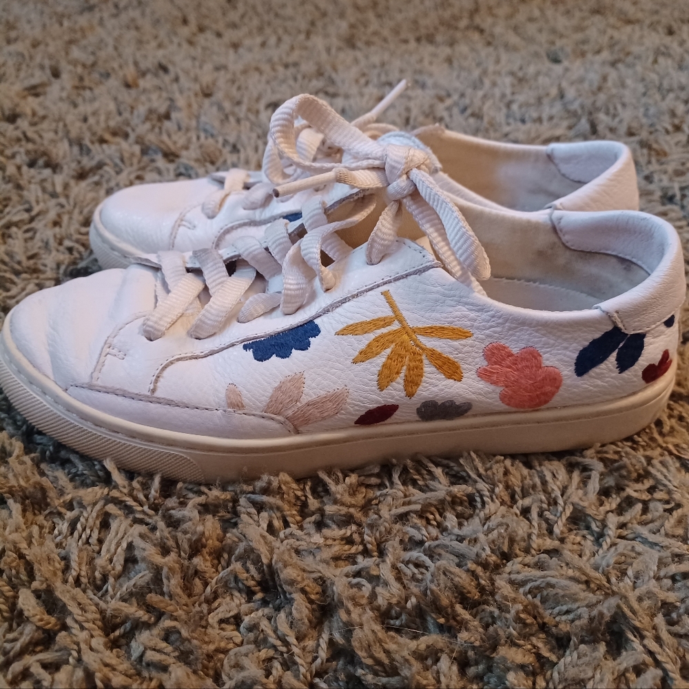 Soludos size 6.5 white leather sneakers